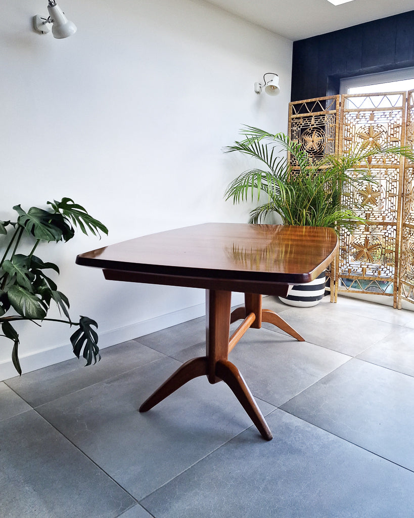 Mid century teak extendable dining table by W.H. Russell for Gordon Russell, vintage expanding dining table with minor surface marks